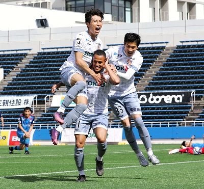 ａｃ長野攻勢 ｙｓ横浜の堅守を突破 信濃毎日新聞デジタル 信州 長野県のニュースサイト