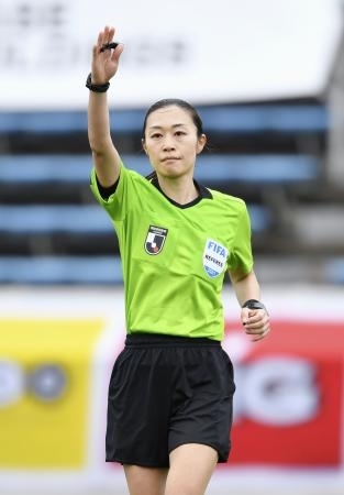 山下審判員 初の女性主審 サッカーａｃｌ バンコク 信濃毎日新聞デジタル 信州 長野県のニュースサイト