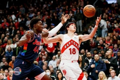 ラプターズ渡辺が途中出場 ｎｂａプレーオフ チーム初白星 信濃毎日新聞デジタル 信州 長野県のニュースサイト