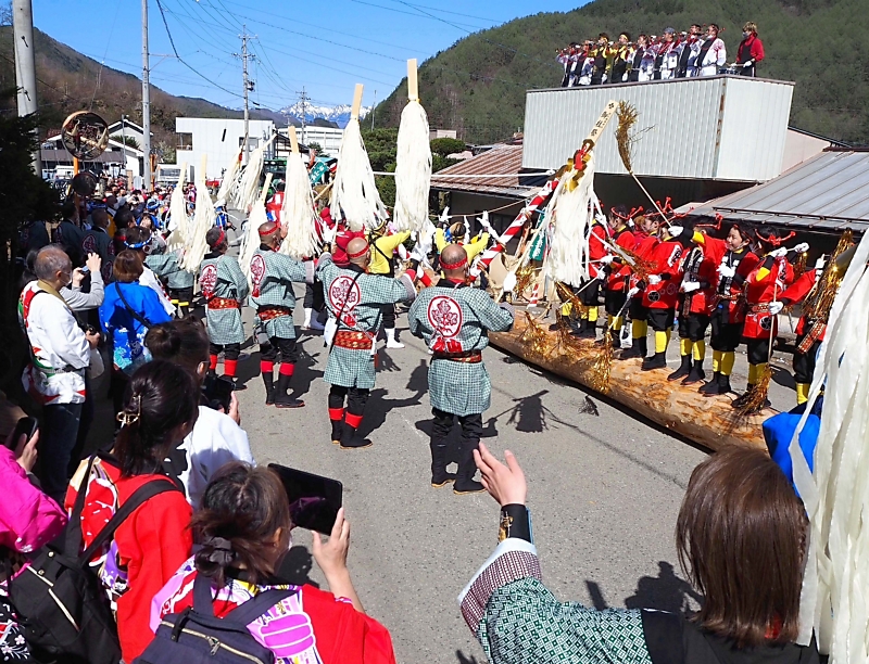 川上村で御柱祭 秋山諏訪神社 コロナで里曳きをトラクターでも｜信濃
