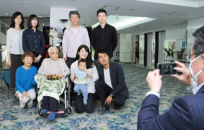 玄孫の初節句 5世代で記念撮影 107歳 富田さん 茅野で 信濃毎日新聞デジタル 信州 長野県のニュースサイト 玄孫の初節句 5世代で記念撮影 107歳 富田さん 茅野で 信濃毎日新聞デジタル 信州 長野県のニュースサイト