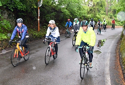 キャラクターと一緒に自転車で快走 小諸発着で浅間山麓100キロ 信濃毎日新聞デジタル 信州 長野県のニュースサイト キャラクターと一緒に自転車で快走 小諸発着で浅間山麓100キロ 信濃毎日新聞デジタル 信州 長野県のニュースサイト