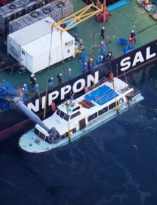 沈没観光船、33日ぶり洋上に 作業船に27日引き揚げ｜信濃毎日新聞