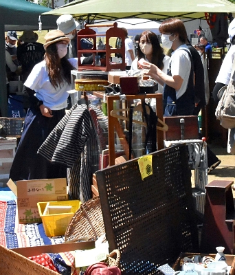 古民家も50万円で出品 「熱湯沸騰!!ガラクタ市」 千曲・上山田温泉で 