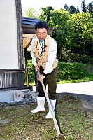 館長に就任した栄村公民館の雑草を取り除く樋口さん