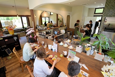 足湯でぽかぽか ランチもぐもぐ 同時に楽しめるカフェ 上田市鹿教湯温泉にオープン 信濃毎日新聞デジタル 信州 長野県のニュースサイト