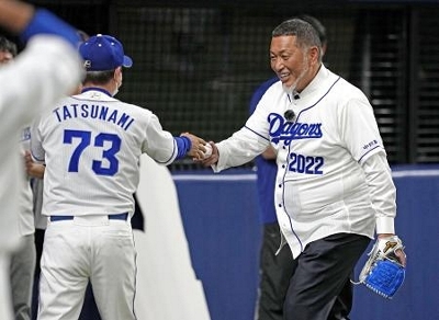 清原さんが始球式「感動した」 中日のユニホームで登場｜信濃毎日新聞