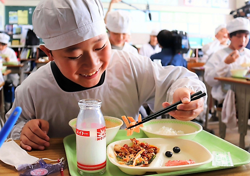 給食で本格フレンチ 御代田町の3小中学校で「メルシー」 ｜信濃毎日