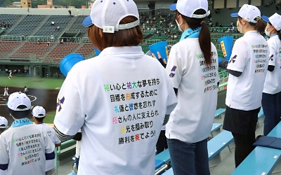 中野西保護者ら 選手の名前をプリントしたポロシャツで応援〈高校野球