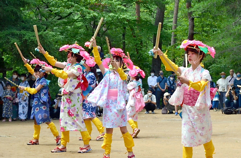 ささら踊り」3年ぶりに 上田市別所温泉で雨乞い行事「岳の幟」｜信濃