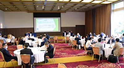 分科会でテーブルごとに意見交換する経営者ら