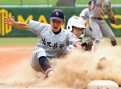 佐久長聖 勝利呼んだ守備〈高校野球長野大会準々決勝〉｜信濃毎日新聞