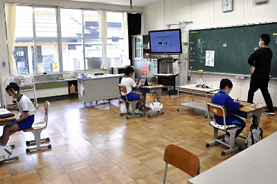 複式で行っている３、４年生の国語の授業。教室を広々と使っている