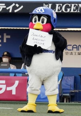 つば九郎がコロナから復帰 神宮球場 信濃毎日新聞デジタル 信州 長野県のニュースサイト