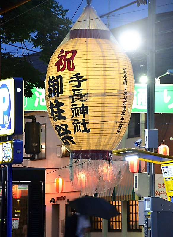 諏訪市の並木通りに巨大ちょうちん 今夏も柔らかな光|信濃毎日新聞 諏訪市の並木通りに巨大ちょうちん 今夏も柔らかな光|信濃毎日新聞