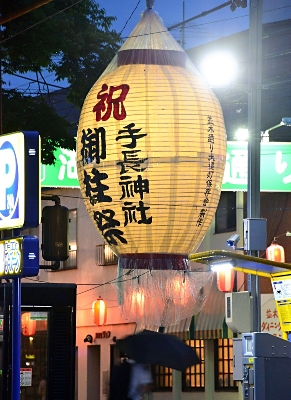 諏訪市の並木通りに巨大ちょうちん 今夏も柔らかな光｜信濃毎日新聞