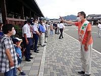 選挙戦終盤、街頭演説に集まった住民と言葉を交わす阿部氏（右）＝５日、長和町