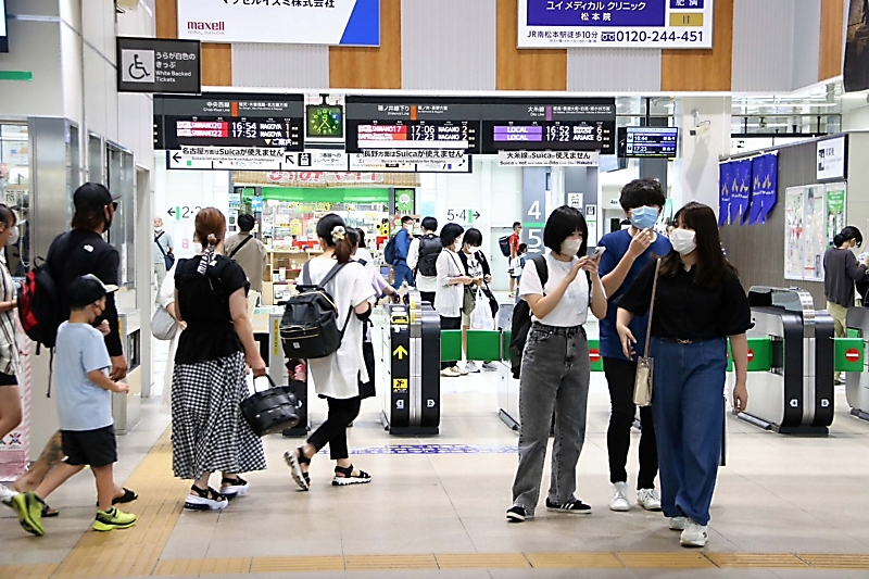 お盆のｕターンラッシュ本格化 家族と友人と久しぶりの 夏 長野県内駅で帰省客ら 信濃毎日新聞デジタル 信州 長野県のニュースサイト