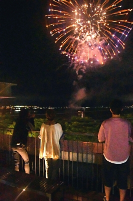 花火と一緒にお食事をどうぞ 諏訪湖畔の商業施設屋上に 花火テラス 諏訪市 信濃毎日新聞デジタル 信州 長野県のニュースサイト