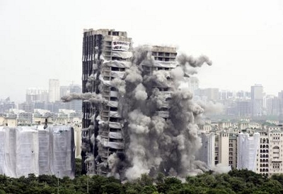 100mのビル爆破解体、インド 違法建築2棟、ニューデリー郊外 