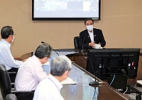 ４期目最初の部局長会議に臨む阿部知事（右）＝１日午後１時３１分、県庁