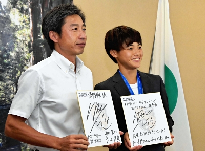 長野パルセイロlの長江選手 ｕ ２０女子w杯準vを長野市長に報告 信濃毎日新聞デジタル 信州 長野県のニュースサイト