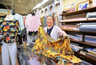 信州きっての繁華街 長野市の権堂アーケードの「カタセ洋装店」 生地を