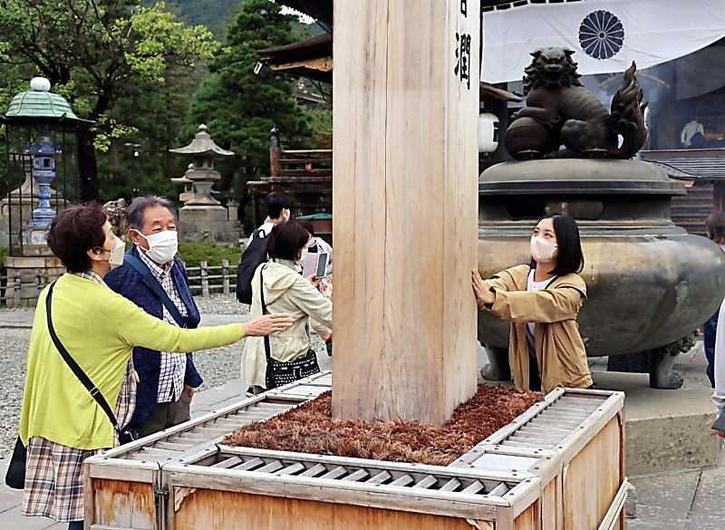 善光寺回向柱御用材 – 善光寺 濡れ仏 | TEDQBM