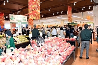 大型の農産物直売所（左）を備えたＡ・コープファーマーズ佐久平店の店内