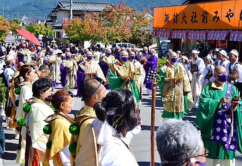 神も仏も 多面的な諏訪信仰の歴史に光 150年ぶり諏訪大社で読経 【写真複数】｜信濃毎日新聞デジタル 信州・長野県のニュースサイト