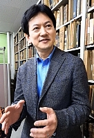 石川健治（撮影・渡辺秀樹）