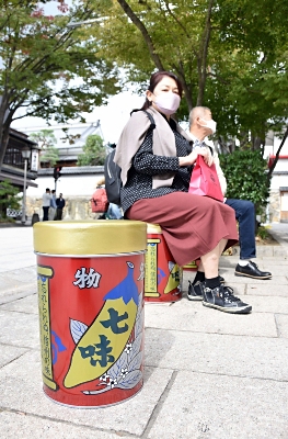 でっかくなっちゃった!! 八幡屋礒五郎の「七味缶」の椅子が人気 長野市