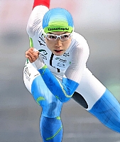現役最後の女子５００メートルで優勝し、有終の美を飾った小平奈緒＝２２日午後０時２６分、長野市のエムウェーブ