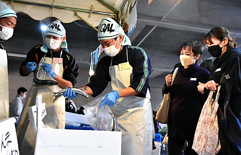 長野商業高「長商デパート」 アウトドア商品取り扱い 九州のラーメンも