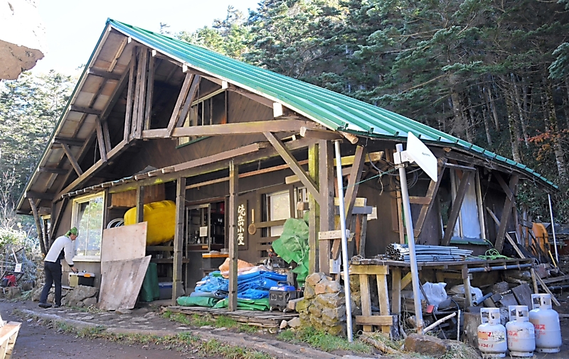 北アルプスの焼岳小屋 宿泊の廃止検討 噴火時のシェルター計画 松本市の整備案 信濃毎日新聞デジタル 信州 長野県のニュースサイト