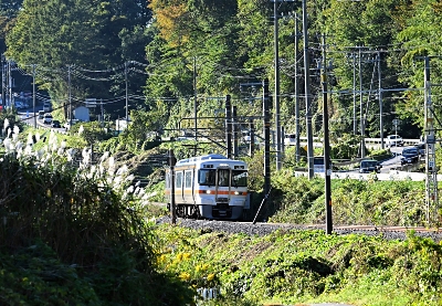 効率優先でない「人間臭さ」今も 三州街道沿い 伊那電車軌道の