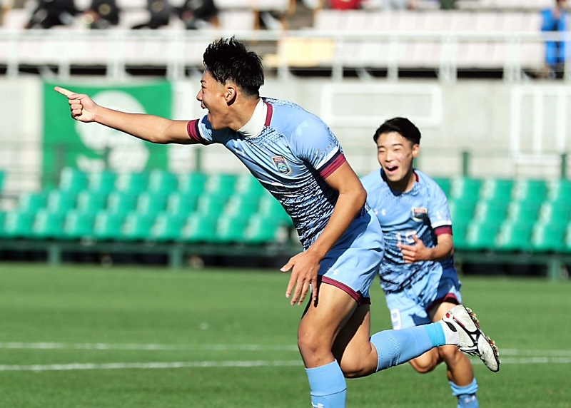 松本国際高校サッカー部 選手支給品 フード付きウィンドブレーカー 松本国際高校サッカー部 選手支給品 フード付きウィンド