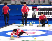 公式練習に臨むＳＣ軽井沢クの選手たち＝３０日、カルガリー（日本カーリング協会提供）