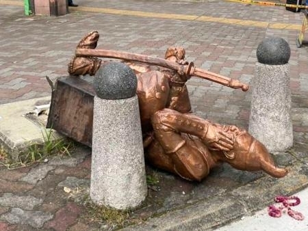 商店街で徳川家康像が倒される 名古屋、器物損壊容疑で捜査｜信濃毎日