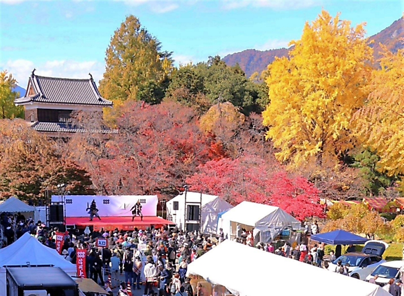 上田城紅葉まつり 始まる 飲み比べやご当地グルメ販売 信濃毎日新聞デジタル 信州 長野県のニュースサイト