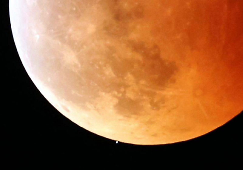 皆既月食と惑星食、442年ぶり夜空の共演 【「天王星食」などの動画や