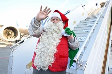 公認サンタ、3年ぶりに来日 フィンランドから成田に到着｜信濃毎日