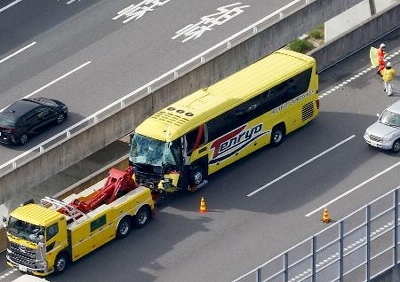 新東名、浜松で事故8人けが バスとトラック衝突｜信濃毎日新聞