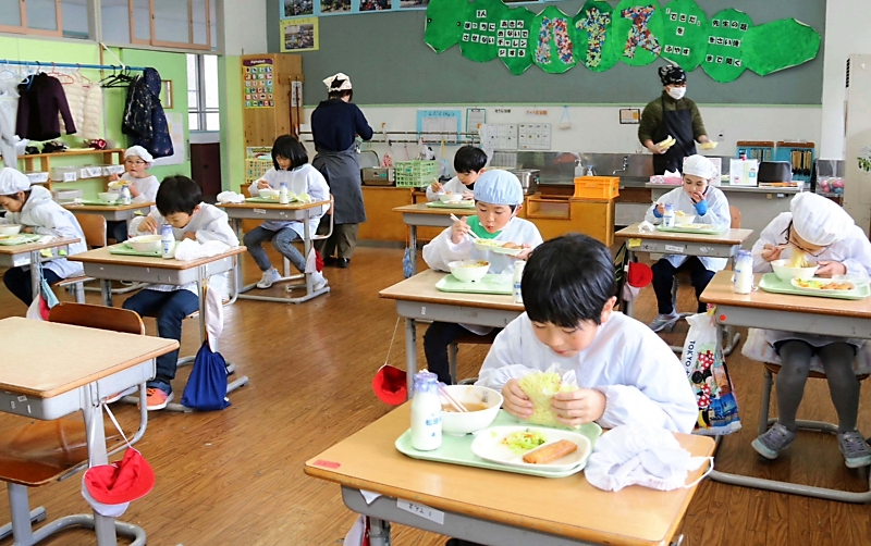 長野県内、学校給食の「黙食」見直しへ 県教委「現場の実情に沿い対応を」｜信濃毎日新聞デジタル 信州・長野県のニュースサイト
