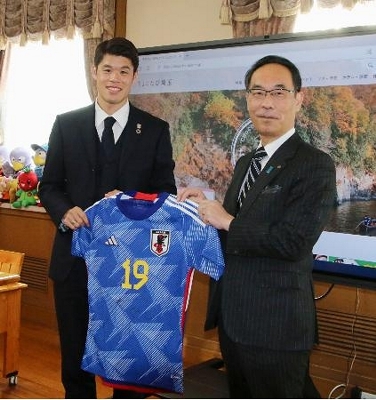 W杯出場の酒井選手が表敬 レッズ所属、埼玉県知事に｜信濃毎日新聞