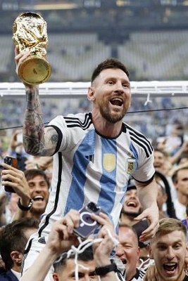 メッシ、悲願のW杯トロフィー アルゼンチンが頂点｜信濃毎日新聞