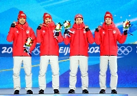 北京冬季五輪複合男子団体で銅メダルを獲得し、メダルセレモニーで笑顔の（左から）渡部暁斗、渡部善斗、永井秀昭、山本涼太＝２月１８日、張家口