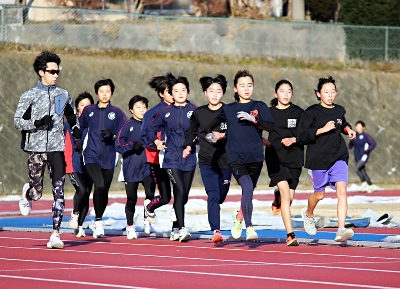 都道府県対抗女子駅伝 長野県代表チーム、伊那で合宿 長野東高生5人も