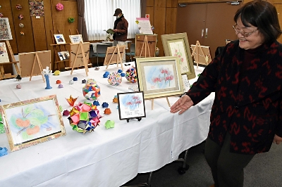 長野県内障害者らの力作ずらり 松本市で絵画や折り紙作品の展示会 信濃毎日新聞デジタル 信州 長野県のニュースサイト 長野県内障害者らの力作ずらり 松本市で絵画や折り紙作品の展示会 信濃毎日新聞デジタル 信州 長野県のニュースサイト