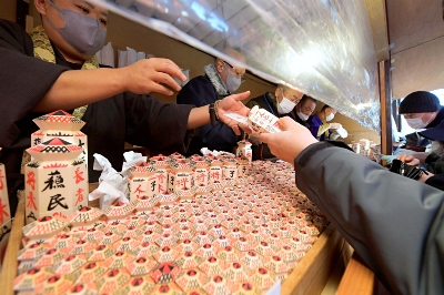 蘇民将来符に列 にぎわい戻る 上田市信濃国分寺 八日堂縁日｜信濃毎日